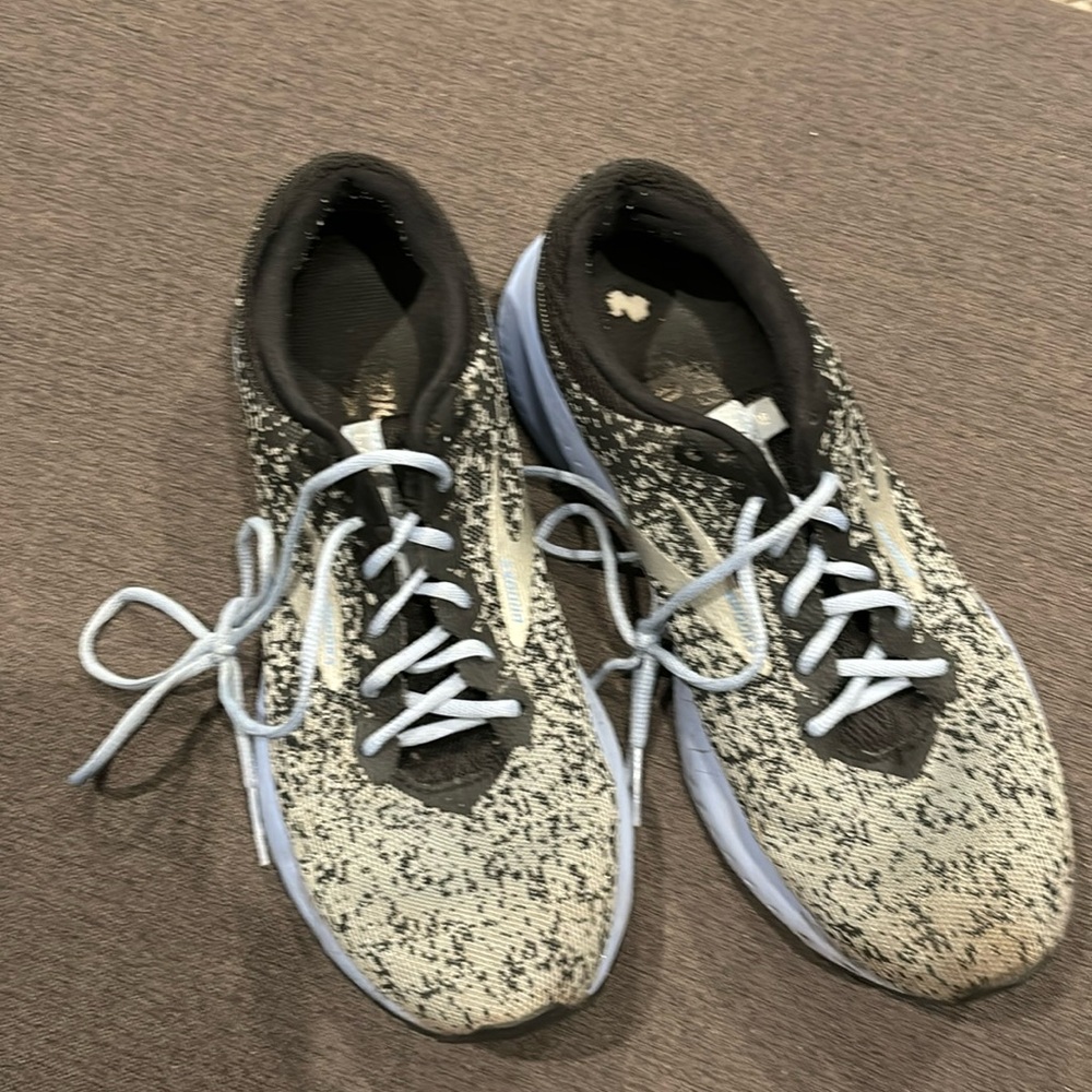 Tennis shoes